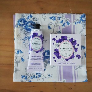 <img class='new_mark_img1' src='https://img.shop-pro.jp/img/new/icons14.gif' style='border:none;display:inline;margin:0px;padding:0px;width:auto;' />Berdoues violette soap&handcream BOX
