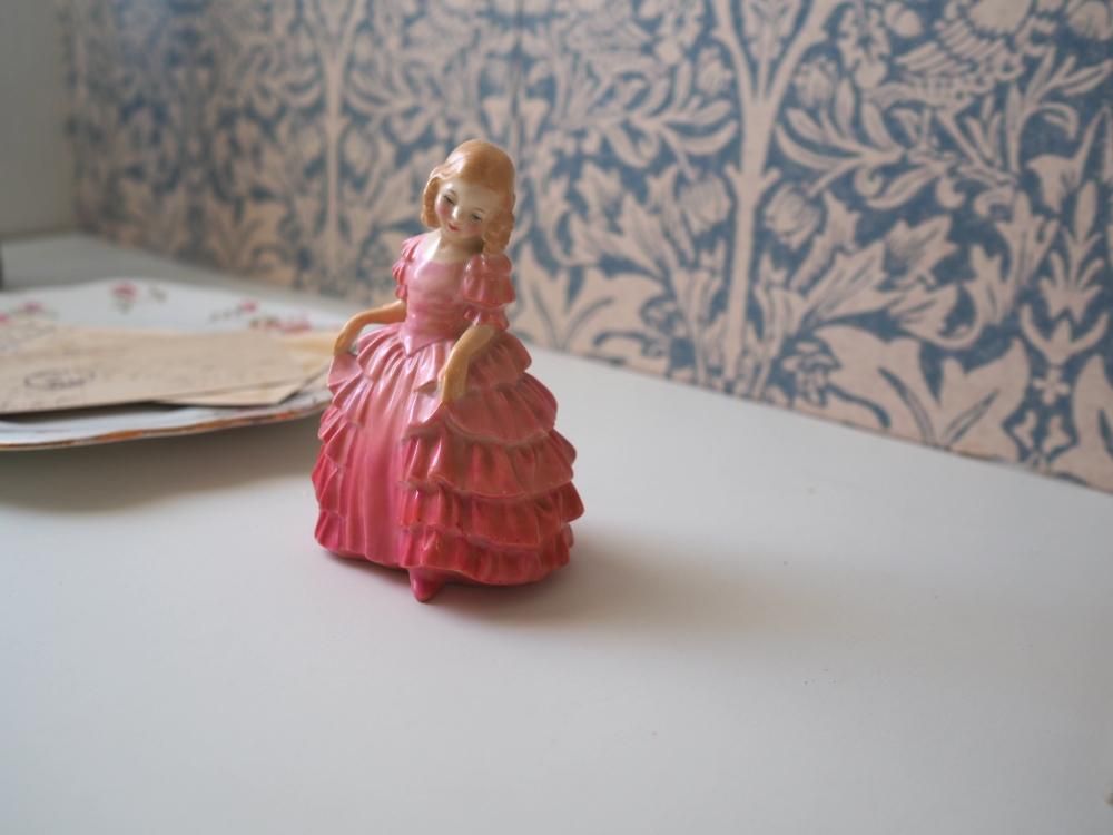 ロイヤルドルトンのフィギュリンRose