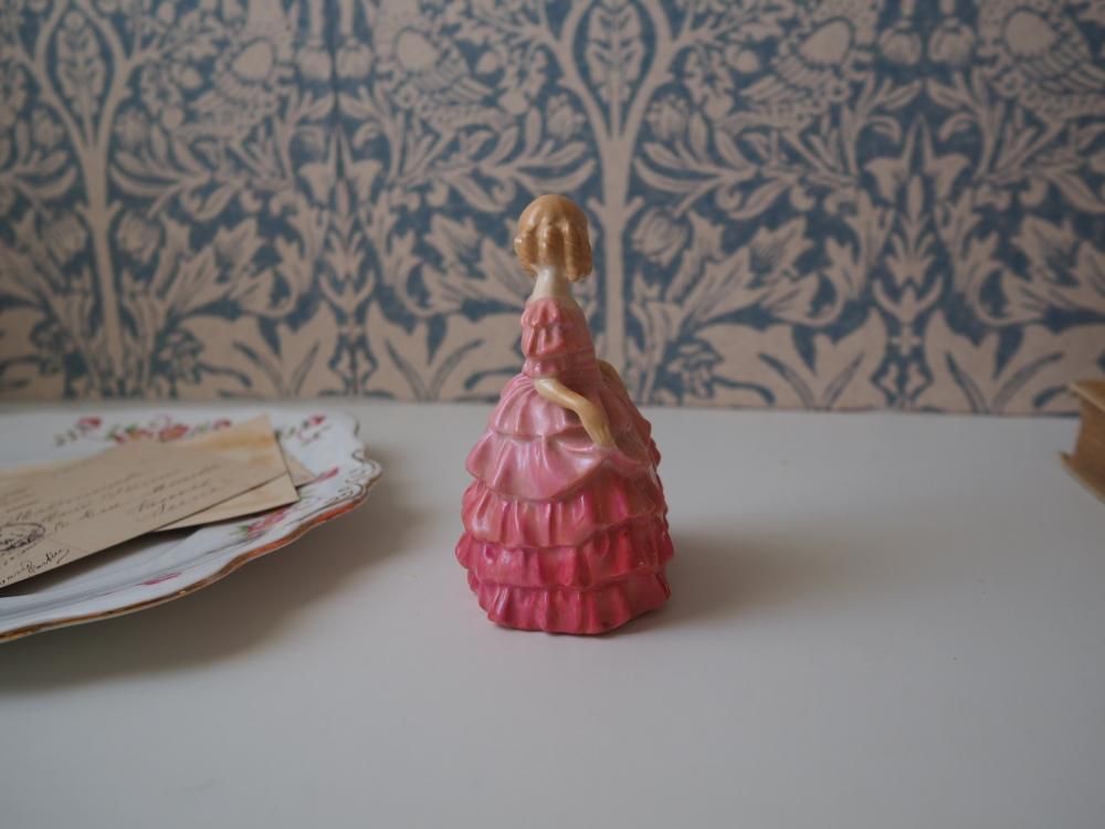 ロイヤルドルトンのフィギュリンRose
