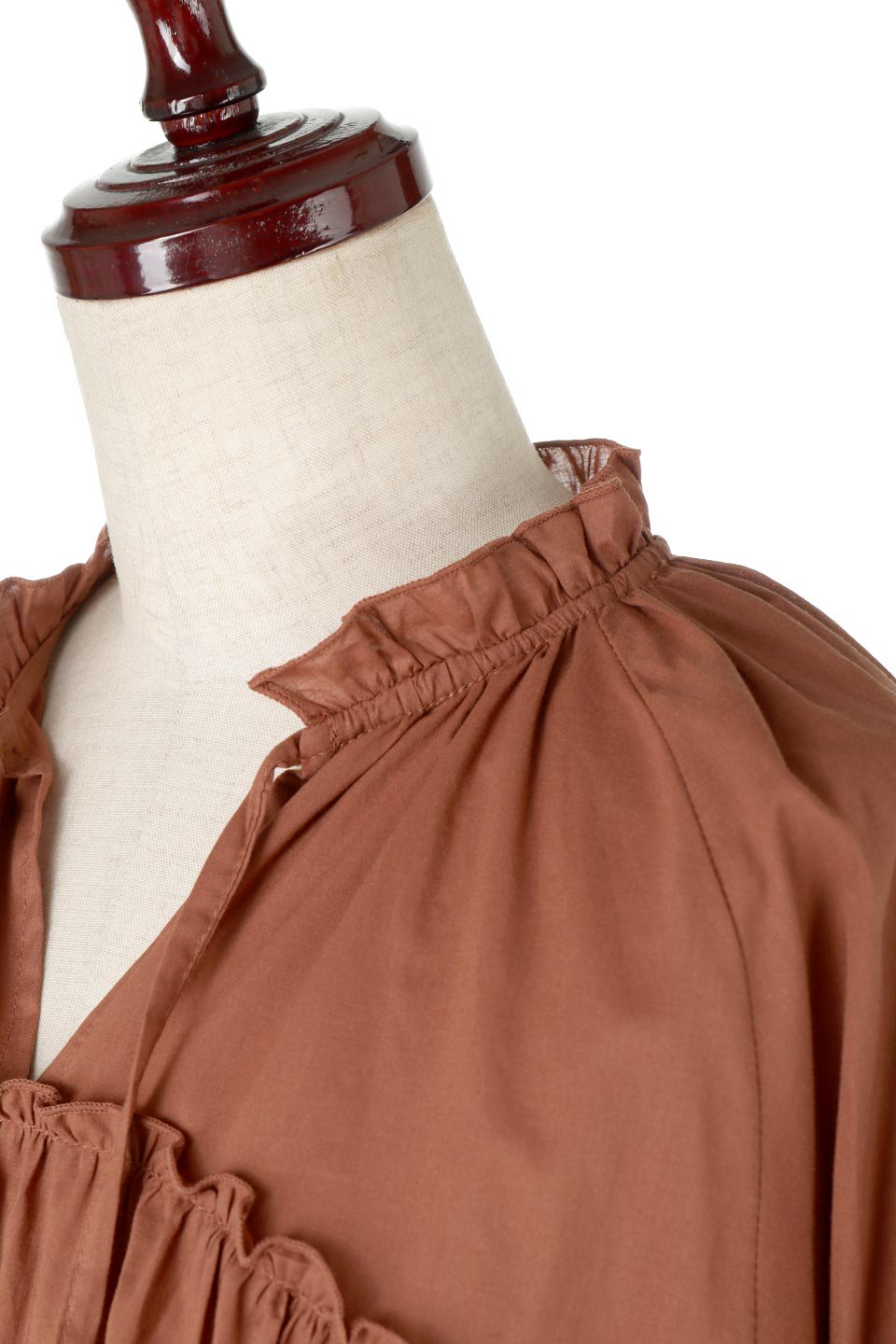VolumeSleeveGatheredBlouseボリュウムスリーブ・ギャザーブラウス大人カジュアルに最適な海外ファッションのothers（その他インポートアイテム）のトップスやシャツ・ブラウス。ボリュームたっぷりの袖とギャザーが特徴の長袖ブラウス。長めの袖口はリボンで絞れば可愛いアクセントになります。/thumb-11