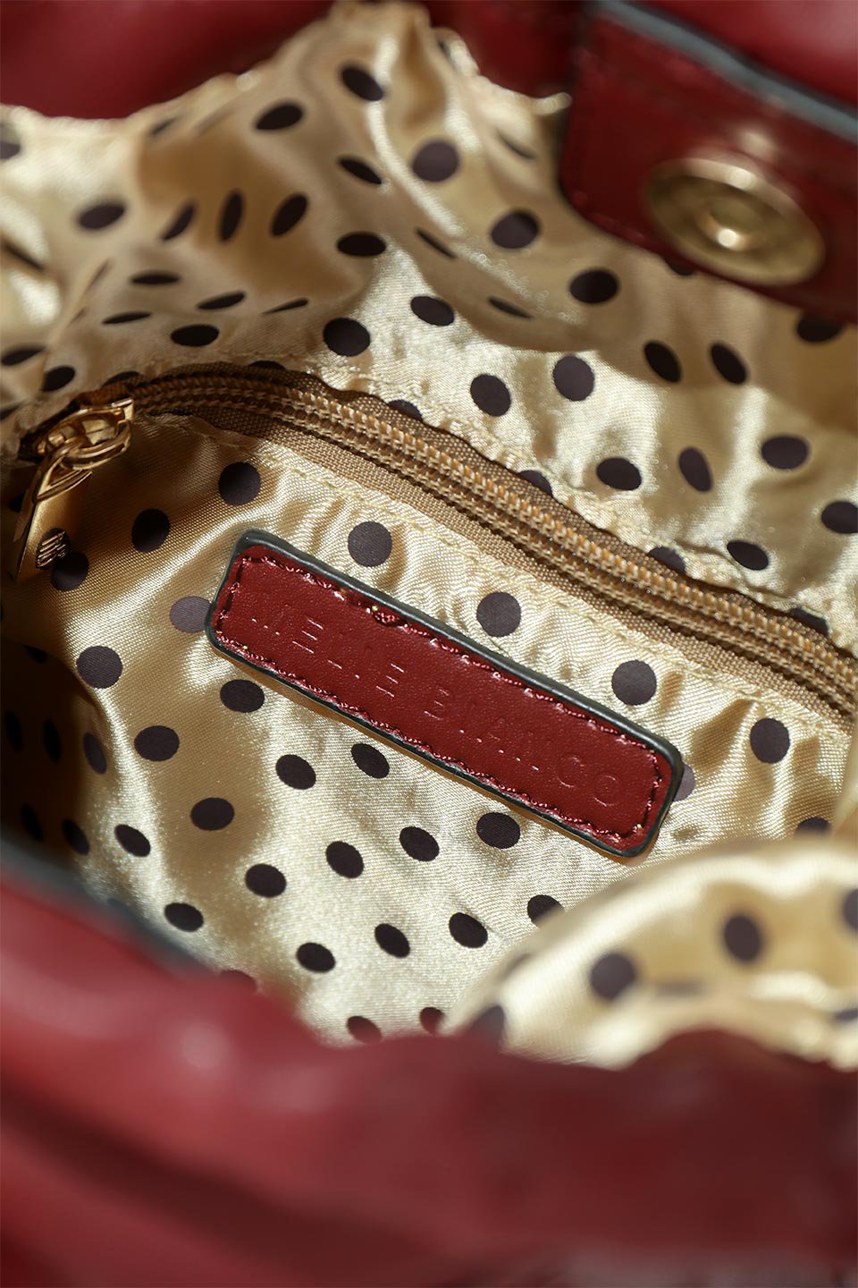 meliebiancoのAlexis(Burgundy)バケツ型・ミニクロスボディーバッグ/海外ファッション好きにオススメのインポートバッグとかばん、MelieBianco（メリービアンコ）のバッグやハンドバッグ。バケツ型のクラシックなシルエットが可愛いワンハンドル・”ウェイバッグ。太めのハンドルはゴールドのバックルと共に素敵なアクセントになっています。/main-12