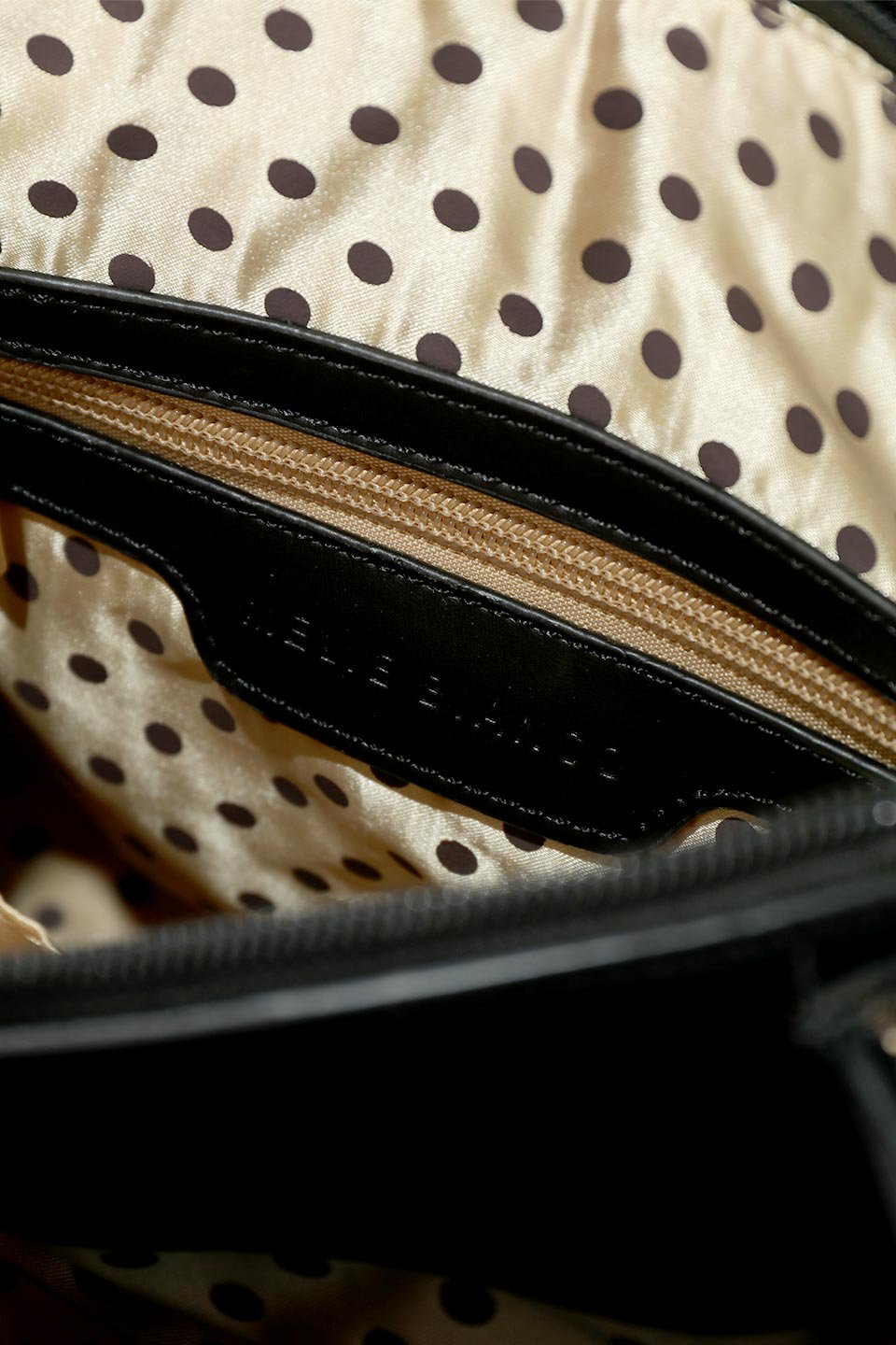 meliebiancoのAlma(Black)スムースレザー・ハンドバッグ/海外ファッション好きにオススメのインポートバッグとかばん、MelieBianco（メリービアンコ）のバッグやハンドバッグ。手頃な大きさのビーガンレザー・ハンドバッグ。豊富なポケットで使いやすさ＆収納力は抜群のバッグです。/thumb-14
