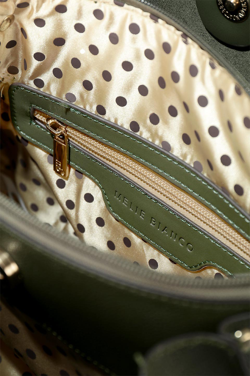 meliebiancoのAlma(Olive)スムースレザー・ハンドバッグ/海外ファッション好きにオススメのインポートバッグとかばん、MelieBianco（メリービアンコ）のバッグやハンドバッグ。手頃な大きさのビーガンレザー・ハンドバッグ。豊富なポケットで使いやすさ＆収納力は抜群のバッグです。/thumb-15