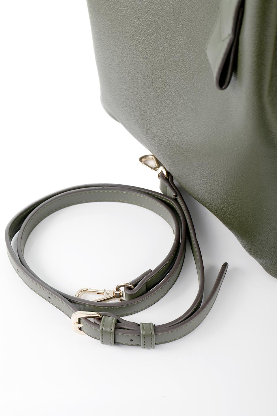 meliebiancoのAlma(Olive)スムースレザー・ハンドバッグ/海外ファッション好きにオススメのインポートバッグとかばん、MelieBianco（メリービアンコ）のバッグやハンドバッグ。手頃な大きさのビーガンレザー・ハンドバッグ。豊富なポケットで使いやすさ＆収納力は抜群のバッグです。/thumb-17