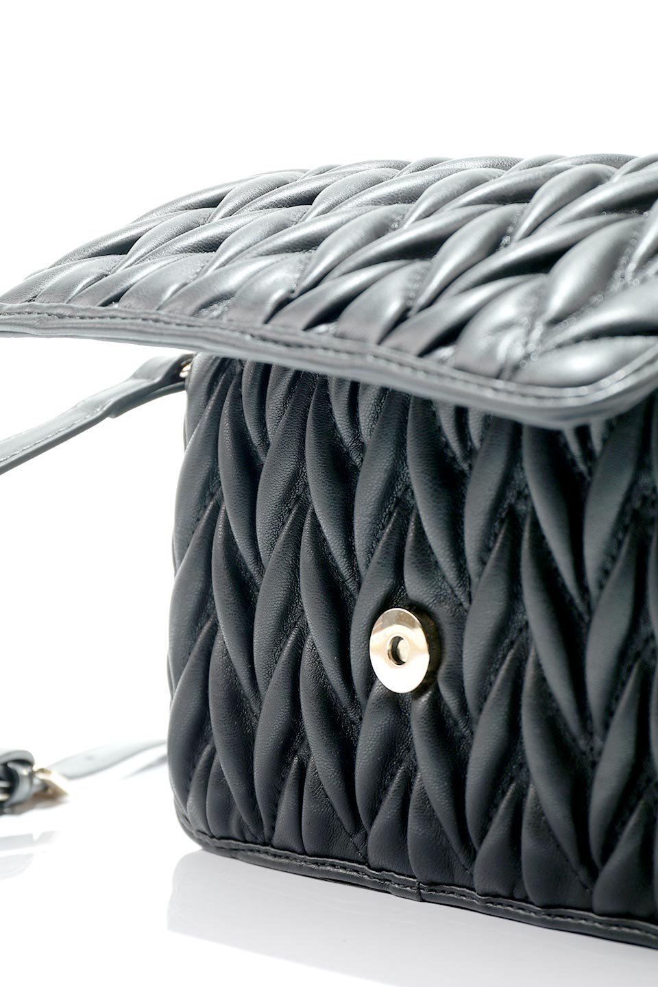meliebiancoのGiselle(Black)ブレイドキルティング・ミニショルダーバッグ/海外ファッション好きにオススメのインポートバッグとかばん、MelieBianco（メリービアンコ）のバッグやショルダーバッグ。編み込み状のキルティングレザーが美しいショルダーバッグ。ソフトで滑らかなビーガンレザーのキルティングはしっとりと最高の手触り。/thumb-15