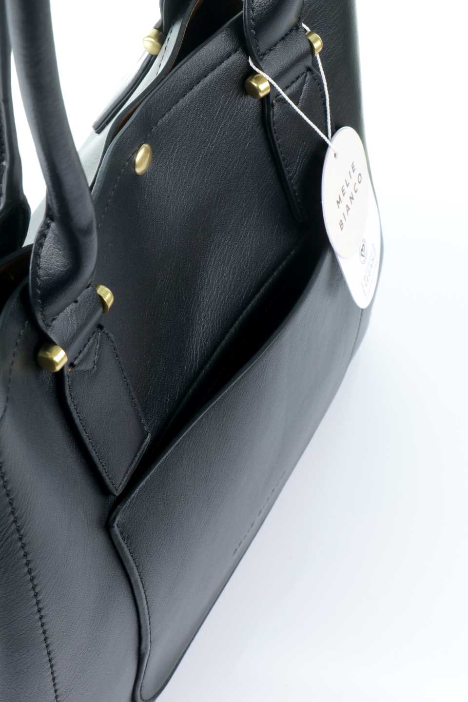 meliebiancoのIsabella(Black)仕切り付き・ハンドバッグ/海外ファッション好きにオススメのインポートバッグとかばん、MelieBianco（メリービアンコ）のバッグやショルダーバッグ。便利な仕切りがついたシンプルデザインのハンドバッグ。荷室を分けるセンターの仕切りはフラップ付きのポケットになっており、カード類などを収納できます。/thumb-5