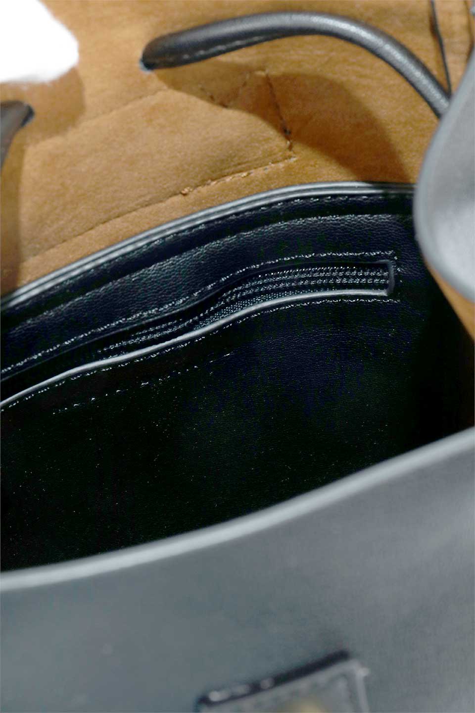 meliebiancoのAubrey(Black)ビーガンレザー・ミニリュック/海外ファッション好きにオススメのインポートバッグとかばん、MelieBianco（メリービアンコ）のバッグやその他。使いやすい程よい大きさのシンプルリュック。なめらかな高級ビーガンレザーを使用したシンプルデザインのアイテム。/thumb-12