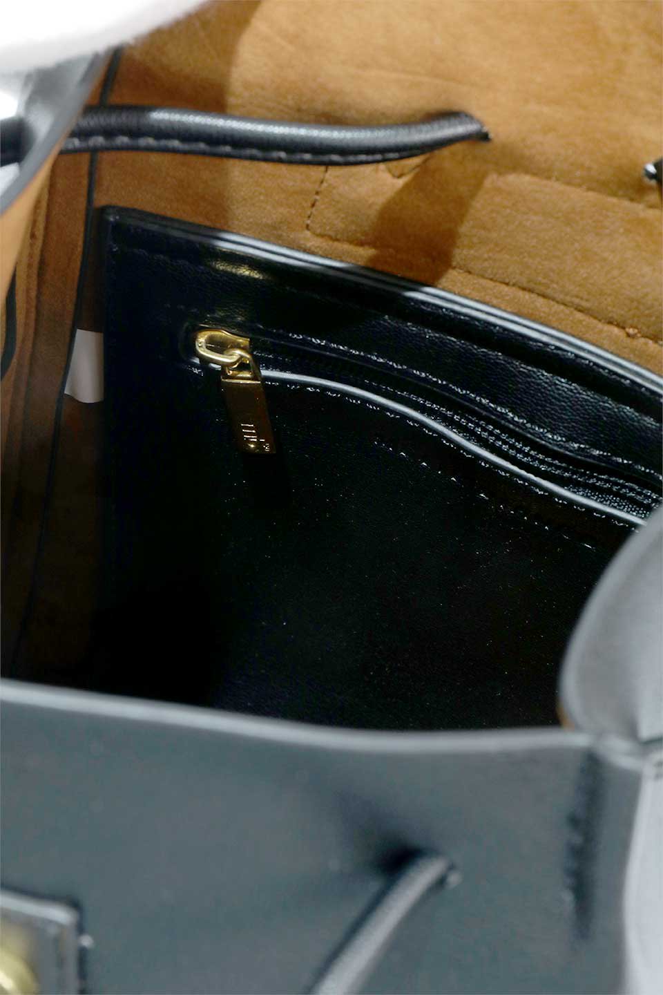 meliebiancoのAubrey(Black)ビーガンレザー・ミニリュック/海外ファッション好きにオススメのインポートバッグとかばん、MelieBianco（メリービアンコ）のバッグやその他。使いやすい程よい大きさのシンプルリュック。なめらかな高級ビーガンレザーを使用したシンプルデザインのアイテム。/main-13