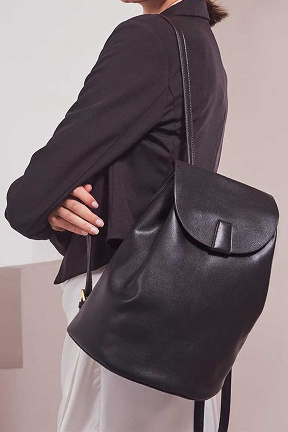meliebiancoのAubrey(Black)ビーガンレザー・ミニリュック/海外ファッション好きにオススメのインポートバッグとかばん、MelieBianco（メリービアンコ）のバッグやその他。使いやすい程よい大きさのシンプルリュック。なめらかな高級ビーガンレザーを使用したシンプルデザインのアイテム。/main-14