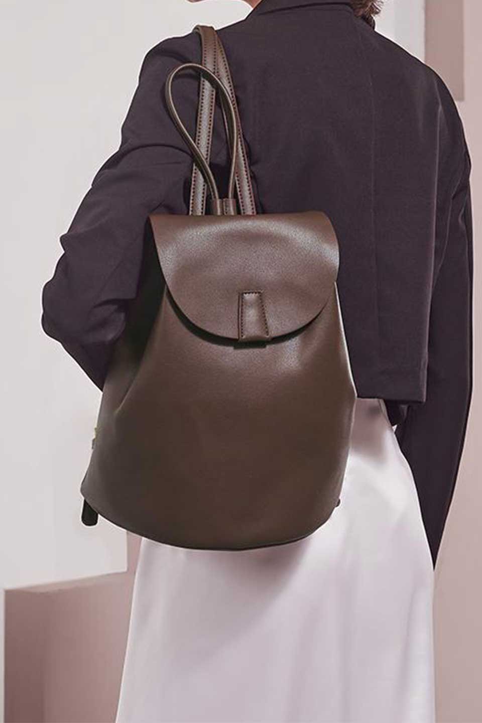 meliebiancoのAubrey(Chocolate)ビーガンレザー・ミニリュック/海外ファッション好きにオススメのインポートバッグとかばん、MelieBianco（メリービアンコ）のバッグやその他。使いやすい程よい大きさのシンプルリュック。なめらかな高級ビーガンレザーを使用したシンプルデザインのアイテム。/thumb-17