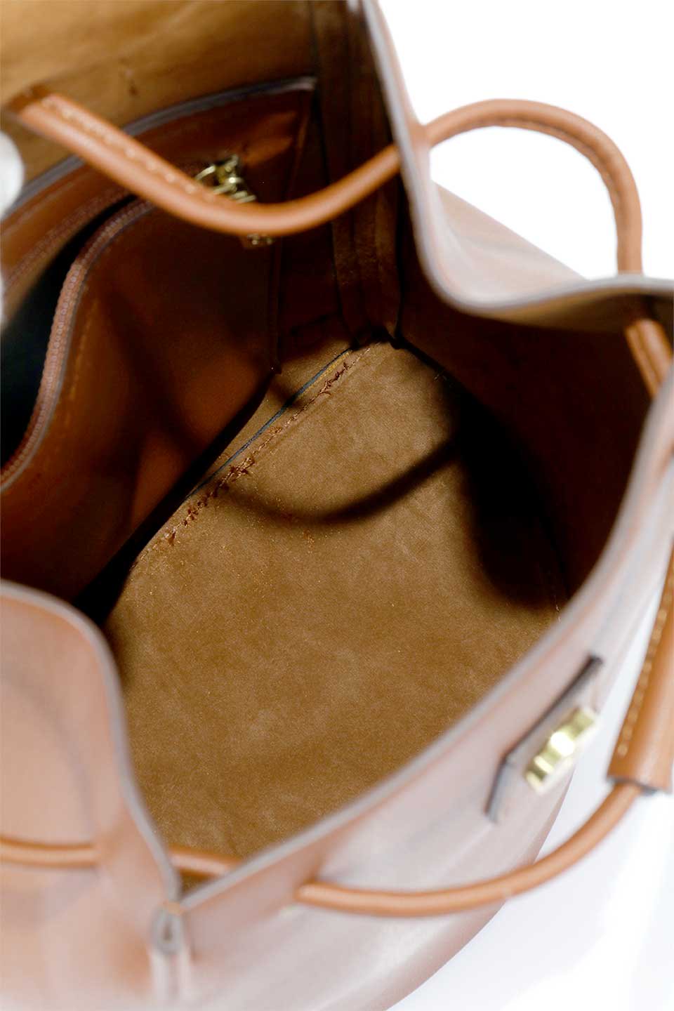 meliebiancoのAubrey(Saddle)ビーガンレザー・ミニリュック/海外ファッション好きにオススメのインポートバッグとかばん、MelieBianco（メリービアンコ）のバッグやその他。使いやすい程よい大きさのシンプルリュック。なめらかな高級ビーガンレザーを使用したシンプルデザインのアイテム。/main-11