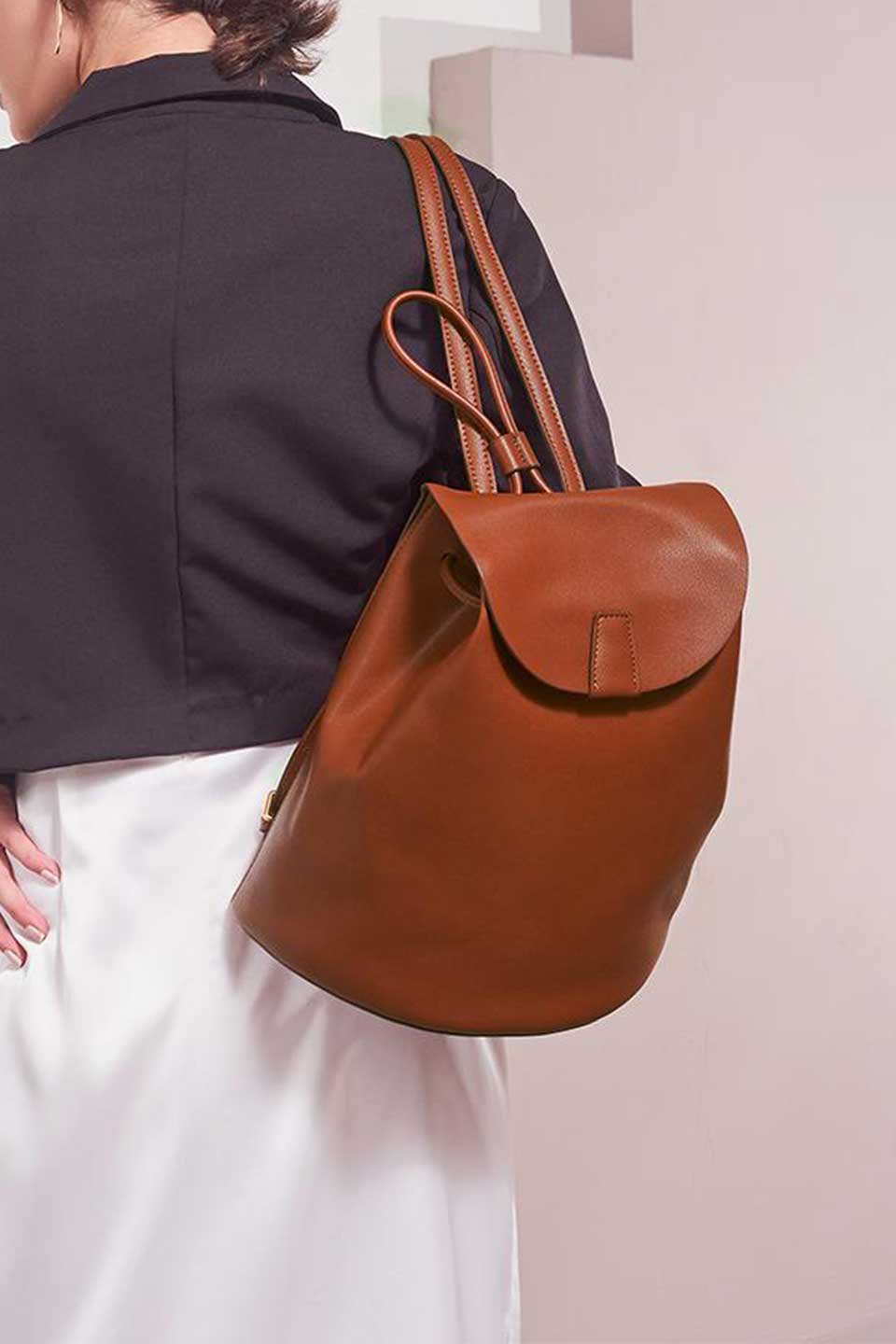 meliebiancoのAubrey(Saddle)ビーガンレザー・ミニリュック/海外ファッション好きにオススメのインポートバッグとかばん、MelieBianco（メリービアンコ）のバッグやその他。使いやすい程よい大きさのシンプルリュック。なめらかな高級ビーガンレザーを使用したシンプルデザインのアイテム。/thumb-16