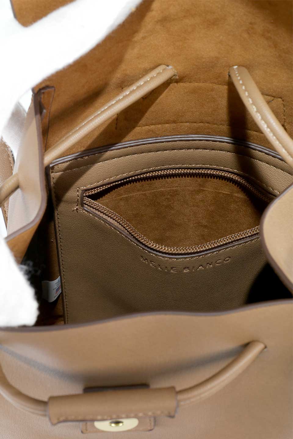 meliebiancoのAubrey(Mocha)ビーガンレザー・ミニリュック/海外ファッション好きにオススメのインポートバッグとかばん、MelieBianco（メリービアンコ）のバッグやその他。使いやすい程よい大きさのシンプルリュック。なめらかな高級ビーガンレザーを使用したシンプルデザインのアイテム。/main-11