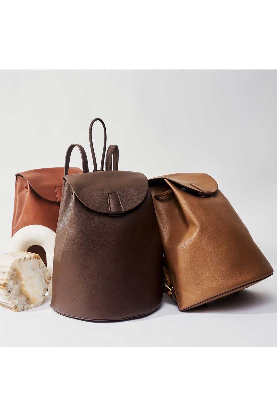 meliebiancoのAubrey(Mocha)ビーガンレザー・ミニリュック/海外ファッション好きにオススメのインポートバッグとかばん、MelieBianco（メリービアンコ）のバッグやその他。使いやすい程よい大きさのシンプルリュック。なめらかな高級ビーガンレザーを使用したシンプルデザインのアイテム。/thumb-12