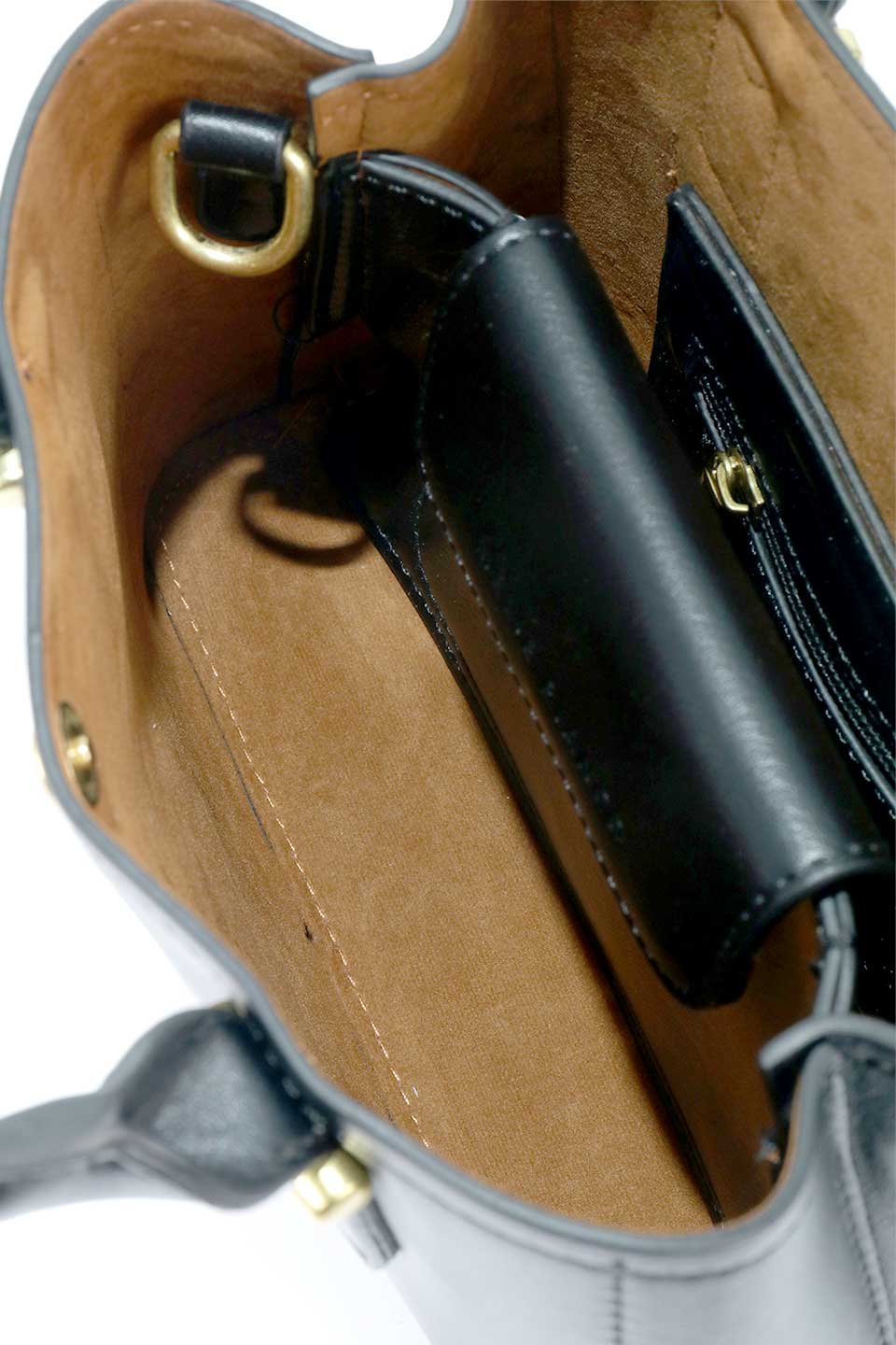 meliebiancoのGabby(Black)仕切り付き・ミニハンドバッグ/海外ファッション好きにオススメのインポートバッグとかばん、MelieBianco（メリービアンコ）のバッグやショルダーバッグ。便利な仕切りがついたシンプルデザインのミニハンドバッグ。荷室を分けるセンターの仕切りはフラップ付きのポケットになっており、カード類などを収納できます。/main-11