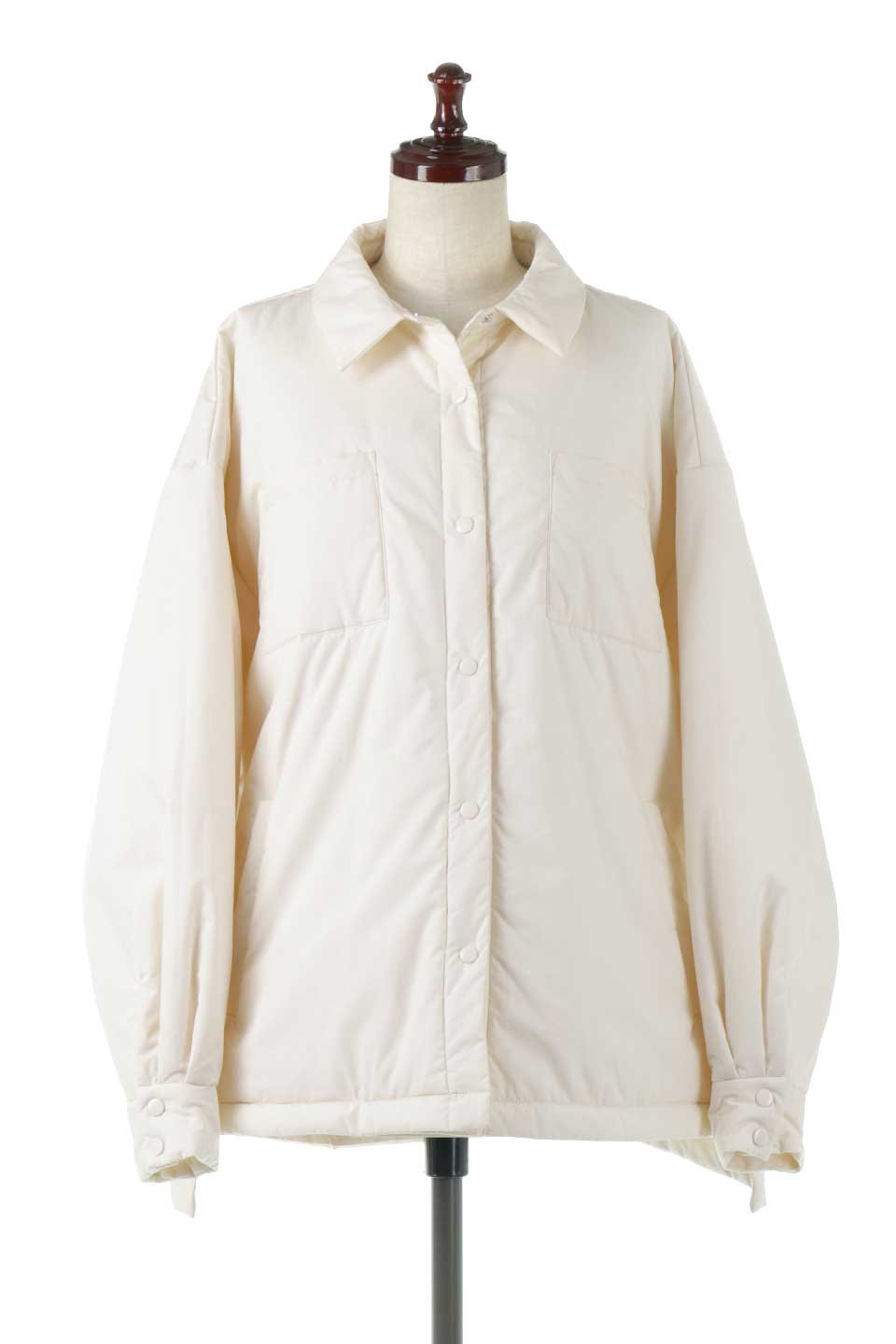 OverSizedPufferShirtsJacketビッグシルエット・中綿シャツジャケット大人カジュアルに最適な海外ファッションのothers（その他インポートアイテム）のアウターやジャケット。オーバーサイズのシャツジャケットに中綿を入れた暖かアイテム。ゆったりデザインなので厚手のニットを着ていてもキレイなシルエットになります。