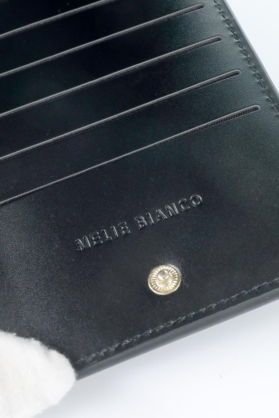 meliebiancoのTina(Black)財布機能付き・スマホショルダー/海外ファッション好きにオススメのインポートバッグとかばん、MelieBianco（メリービアンコ）のバッグやその他。斜め掛けが便利なお財布としても使えるスマホショルダー。iPhone13ProMaxまでの大きさのスマホに対応するケースに、ファスナー付きのコインポケットと10個のカードスロットがついています。/main-11