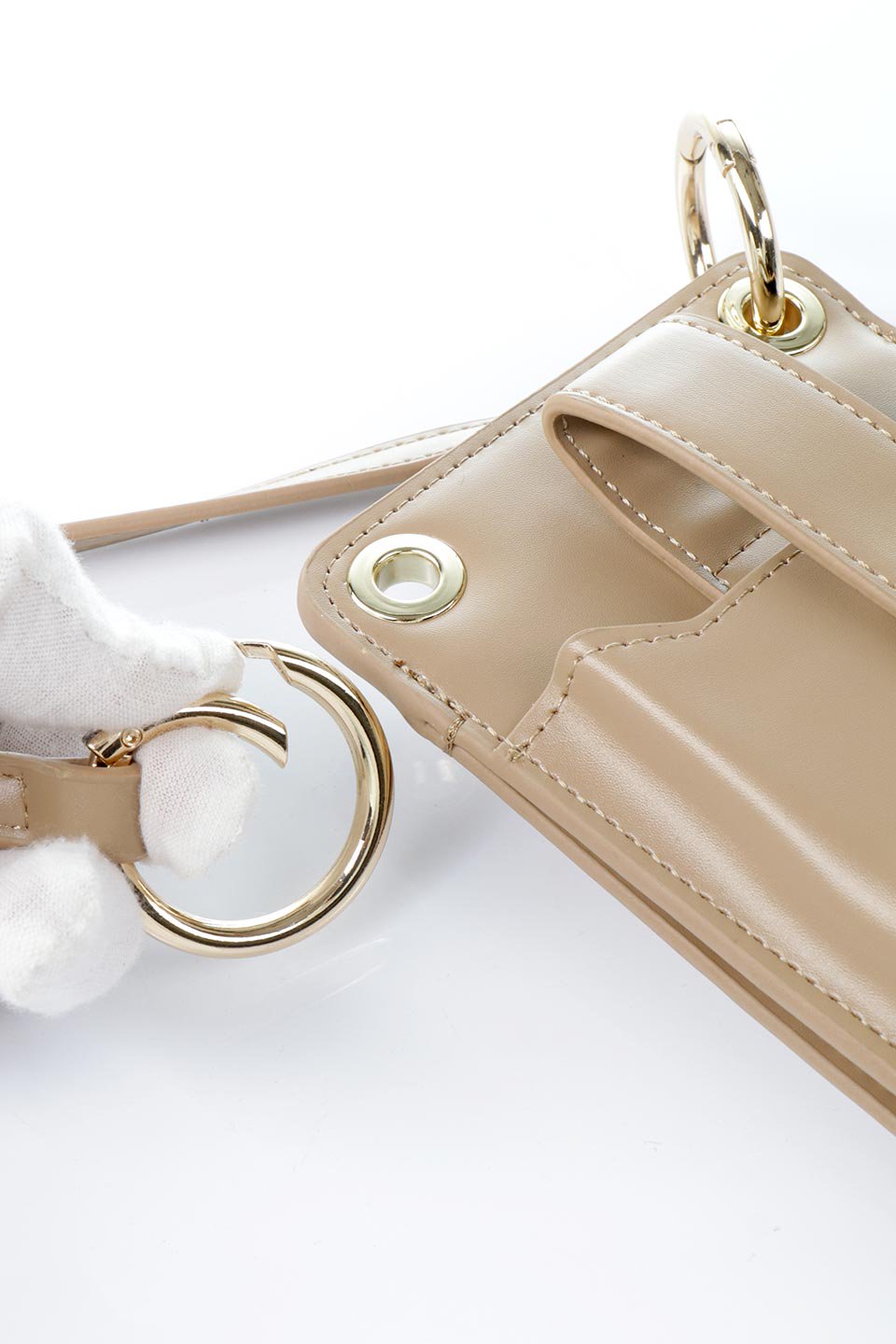 meliebiancoのTina(Nude)財布機能付き・スマホショルダー/海外ファッション好きにオススメのインポートバッグとかばん、MelieBianco（メリービアンコ）のバッグやその他。斜め掛けが便利なお財布としても使えるスマホショルダー。iPhone13ProMaxまでの大きさのスマホに対応するケースに、ファスナー付きのコインポケットと10個のカードスロットがついています。/main-9