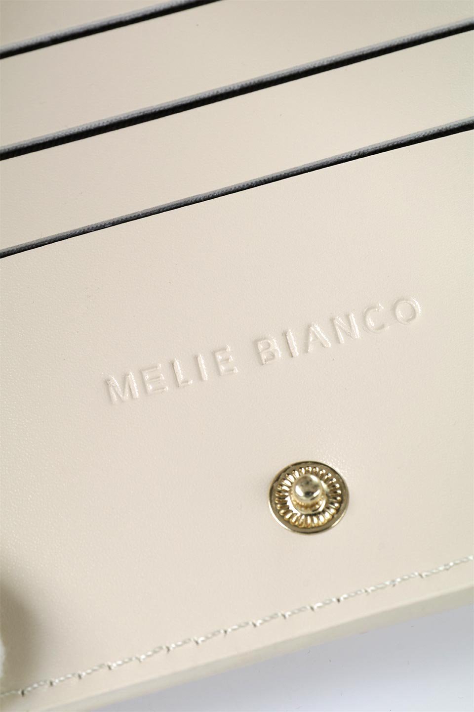 meliebiancoのTina(Ivory)財布機能付き・スマホショルダー/海外ファッション好きにオススメのインポートバッグとかばん、MelieBianco（メリービアンコ）のバッグやその他。斜め掛けが便利なお財布としても使えるスマホショルダー。iPhone13ProMaxまでの大きさのスマホに対応するケースに、ファスナー付きのコインポケットと10個のカードスロットがついています。/thumb-11