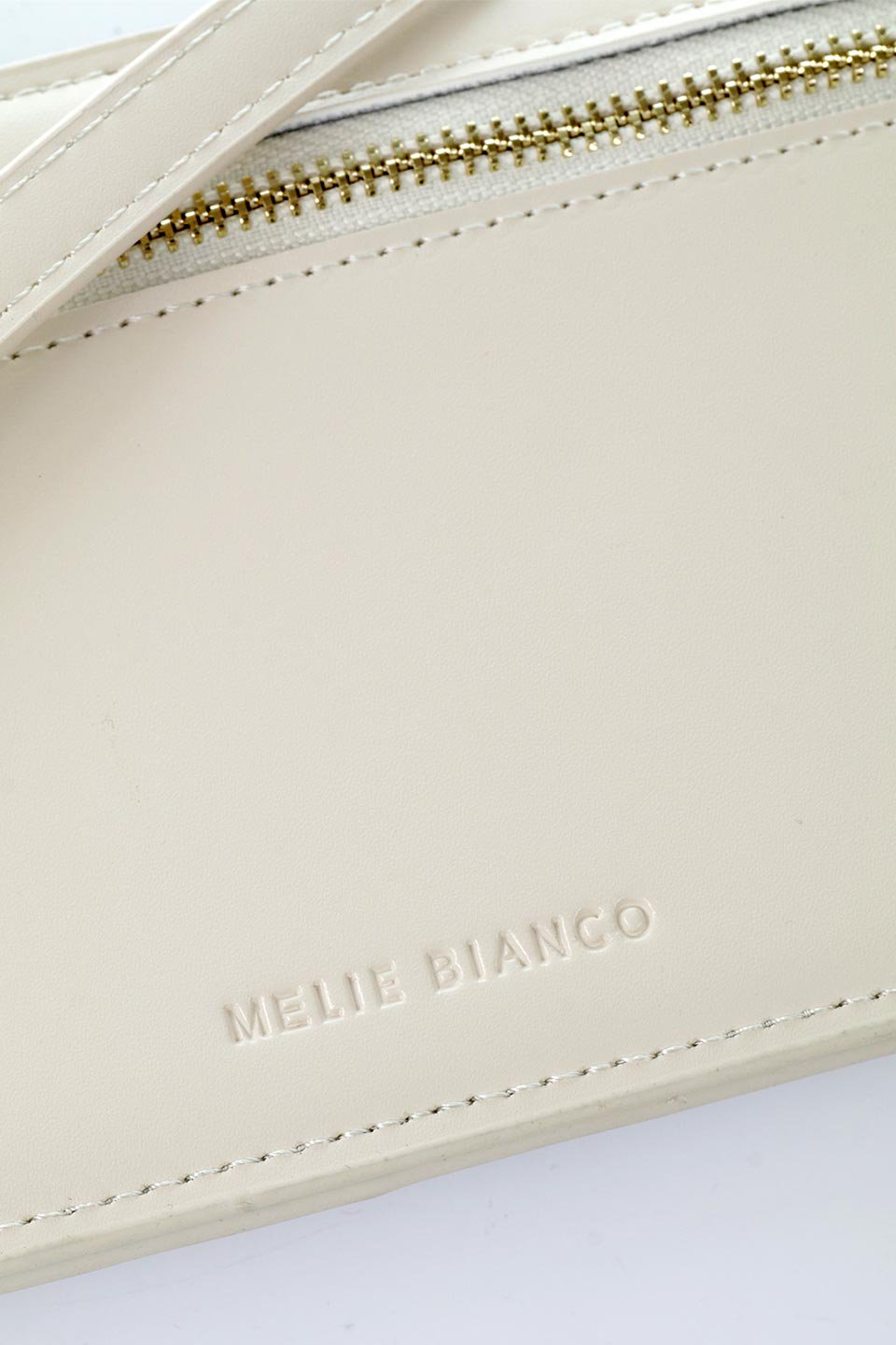 meliebiancoのTina(Ivory)財布機能付き・スマホショルダー/海外ファッション好きにオススメのインポートバッグとかばん、MelieBianco（メリービアンコ）のバッグやその他。斜め掛けが便利なお財布としても使えるスマホショルダー。iPhone13ProMaxまでの大きさのスマホに対応するケースに、ファスナー付きのコインポケットと10個のカードスロットがついています。/thumb-7