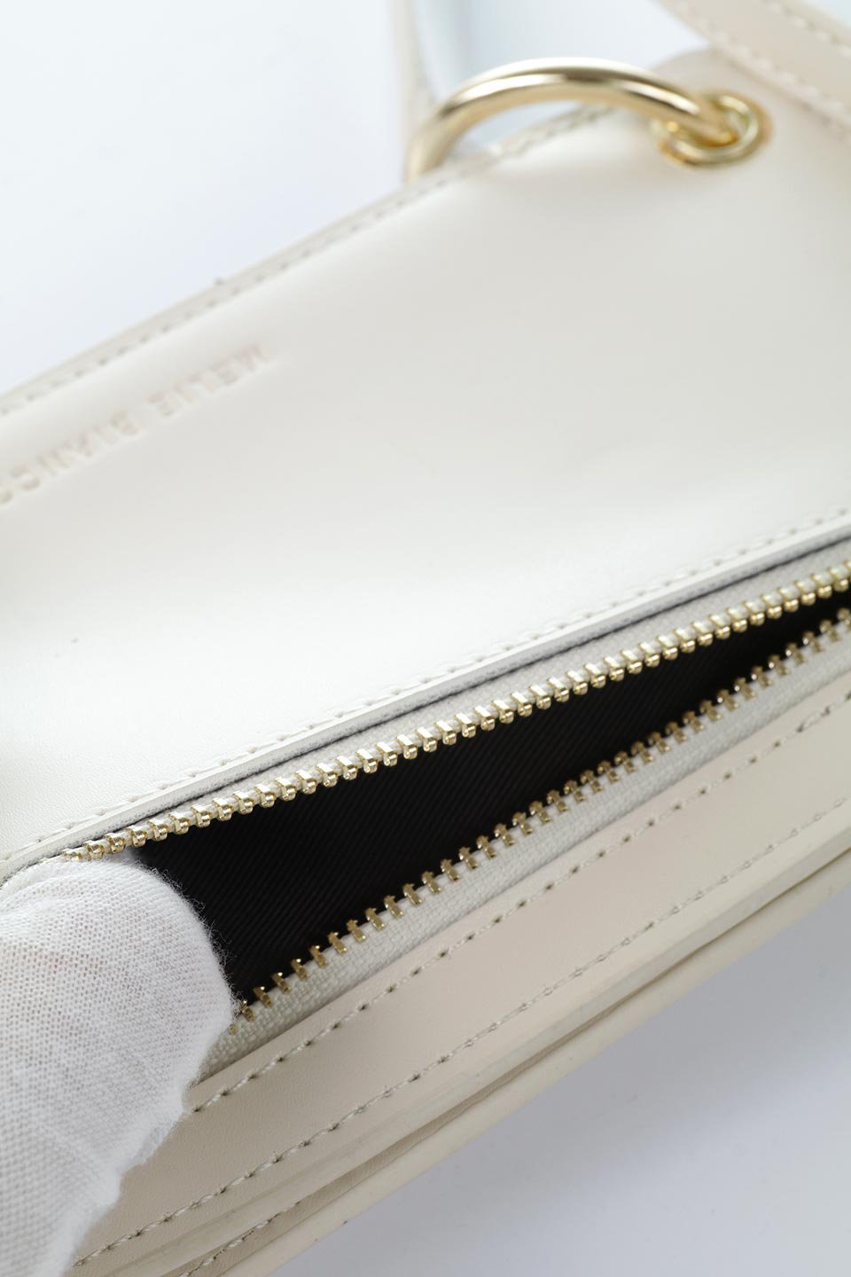 meliebiancoのTina(Ivory)財布機能付き・スマホショルダー/海外ファッション好きにオススメのインポートバッグとかばん、MelieBianco（メリービアンコ）のバッグやその他。斜め掛けが便利なお財布としても使えるスマホショルダー。iPhone13ProMaxまでの大きさのスマホに対応するケースに、ファスナー付きのコインポケットと10個のカードスロットがついています。/main-8