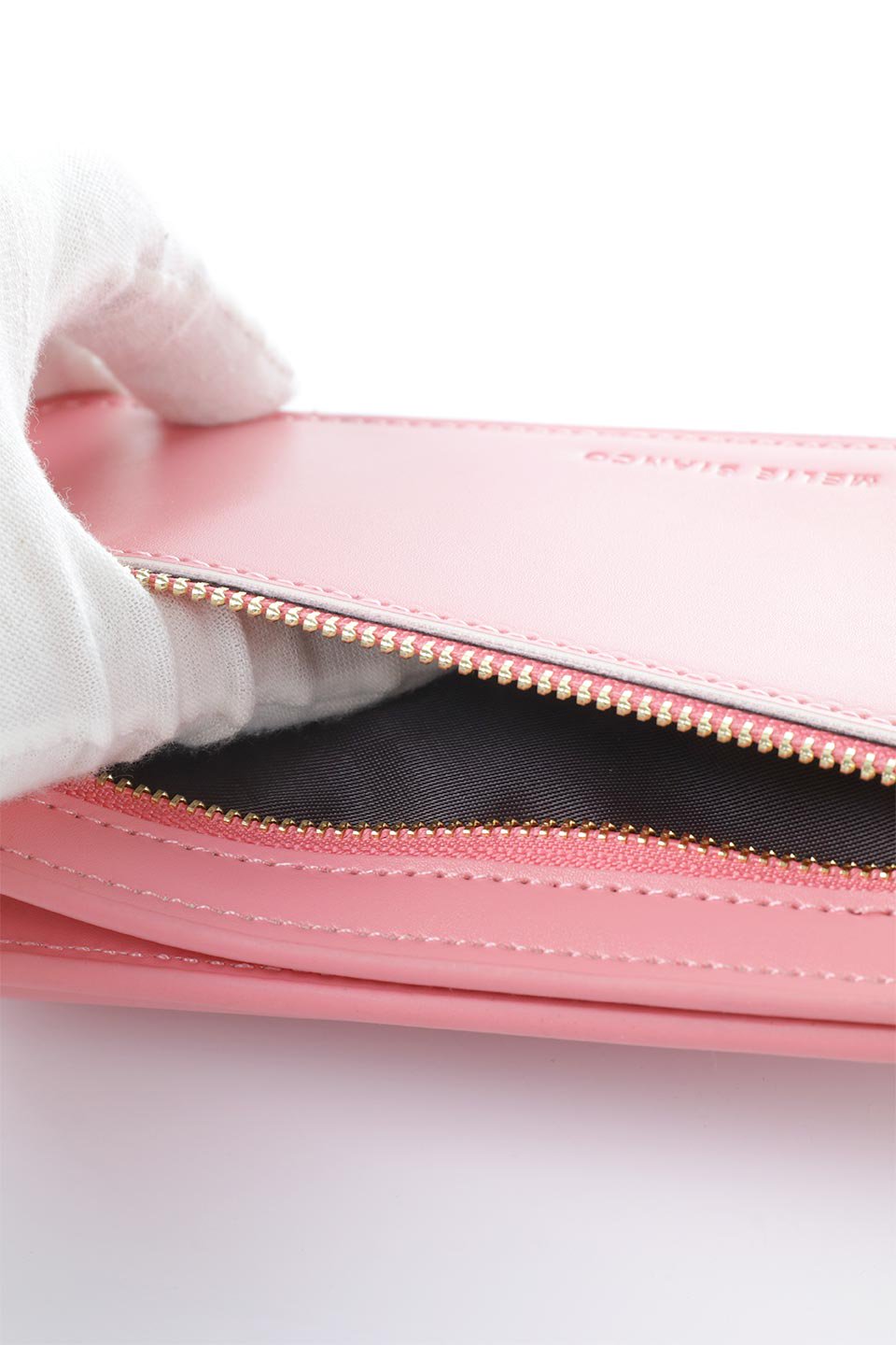 meliebiancoのTina(Pink)財布機能付き・スマホショルダー/海外ファッション好きにオススメのインポートバッグとかばん、MelieBianco（メリービアンコ）のバッグやその他。斜め掛けが便利なお財布としても使えるスマホショルダー。iPhone13ProMaxまでの大きさのスマホに対応するケースに、ファスナー付きのコインポケットと10個のカードスロットがついています。/thumb-8