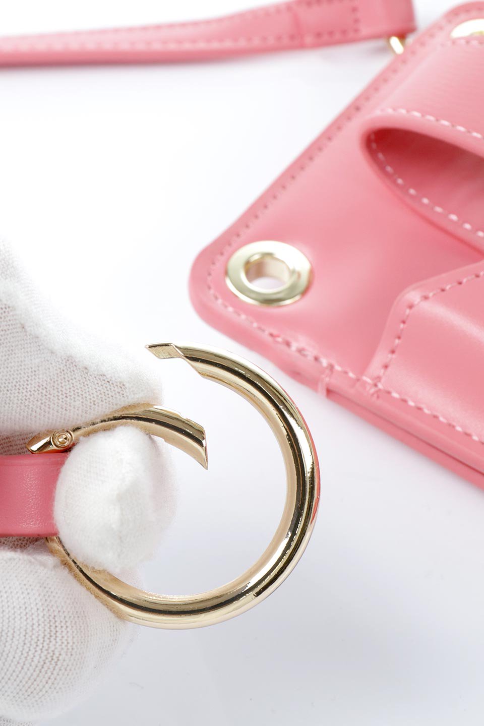 meliebiancoのTina(Pink)財布機能付き・スマホショルダー/海外ファッション好きにオススメのインポートバッグとかばん、MelieBianco（メリービアンコ）のバッグやその他。斜め掛けが便利なお財布としても使えるスマホショルダー。iPhone13ProMaxまでの大きさのスマホに対応するケースに、ファスナー付きのコインポケットと10個のカードスロットがついています。/main-9