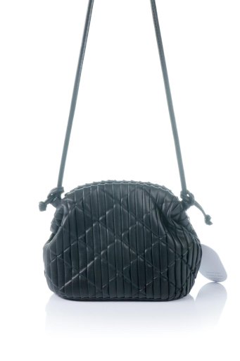海外ファッションや大人カジュアルのためのインポートバッグ、かばんmelie bianco（メリービアンコ）のAva (Black) キルティングレザー・がま口ミニバッグ