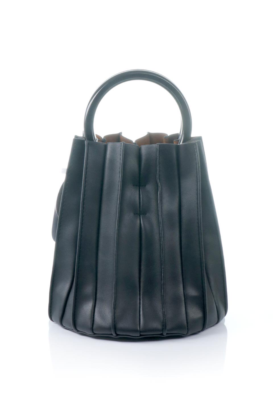 meliebiancoのLily(Black)アコーディオンプリーツ・バケツバッグ/海外ファッション好きにオススメのインポートバッグとかばん、MelieBianco（メリービアンコ）のバッグやハンドバッグ。ビーガンレザーのアコーディオンプリーツが特徴のバケツ型バッグ。ハンドバッグとしてもストラップを付けてショルダーバッグとしても使用できます。