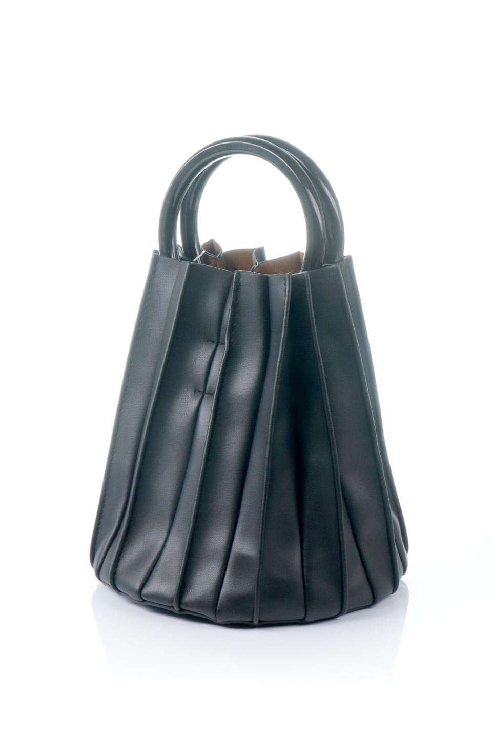 meliebiancoのLily(Black)アコーディオンプリーツ・バケツバッグ/海外ファッション好きにオススメのインポートバッグとかばん、MelieBianco（メリービアンコ）のバッグやハンドバッグ。ビーガンレザーのアコーディオンプリーツが特徴のバケツ型バッグ。ハンドバッグとしてもストラップを付けてショルダーバッグとしても使用できます。/main-1
