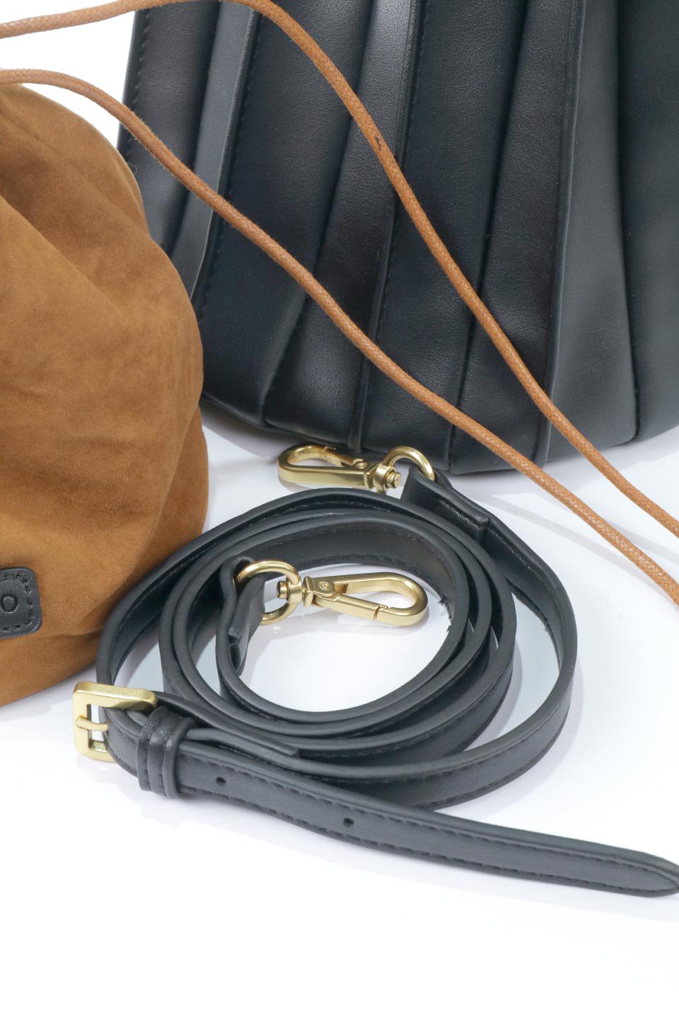 meliebiancoのLily(Black)アコーディオンプリーツ・バケツバッグ/海外ファッション好きにオススメのインポートバッグとかばん、MelieBianco（メリービアンコ）のバッグやハンドバッグ。ビーガンレザーのアコーディオンプリーツが特徴のバケツ型バッグ。ハンドバッグとしてもストラップを付けてショルダーバッグとしても使用できます。/main-10