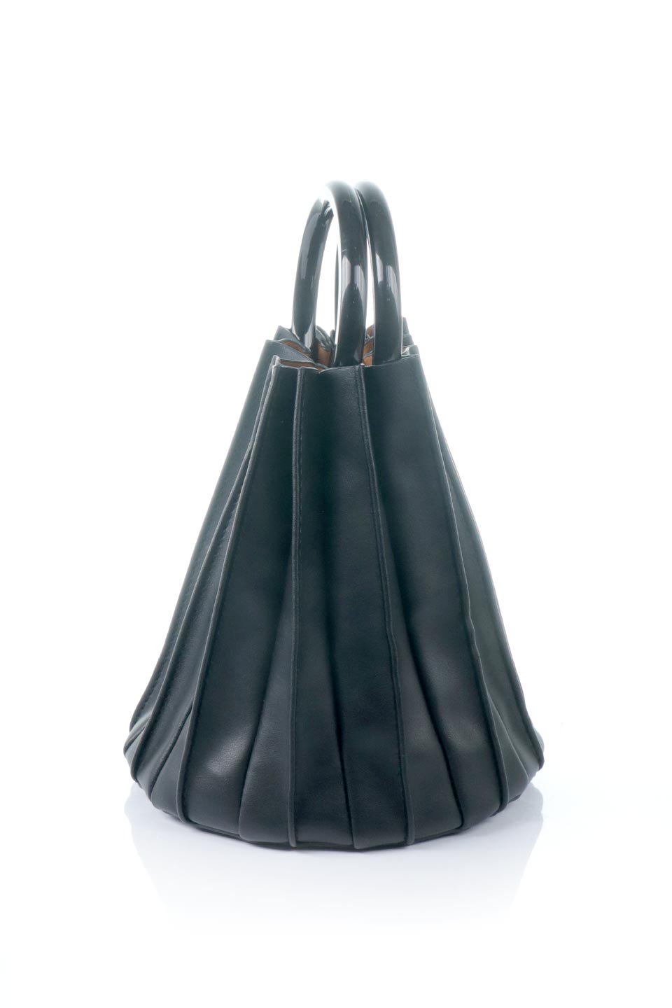 meliebiancoのLily(Black)アコーディオンプリーツ・バケツバッグ/海外ファッション好きにオススメのインポートバッグとかばん、MelieBianco（メリービアンコ）のバッグやハンドバッグ。ビーガンレザーのアコーディオンプリーツが特徴のバケツ型バッグ。ハンドバッグとしてもストラップを付けてショルダーバッグとしても使用できます。/main-2