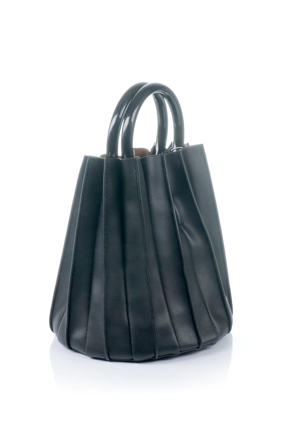 meliebiancoのLily(Black)アコーディオンプリーツ・バケツバッグ/海外ファッション好きにオススメのインポートバッグとかばん、MelieBianco（メリービアンコ）のバッグやハンドバッグ。ビーガンレザーのアコーディオンプリーツが特徴のバケツ型バッグ。ハンドバッグとしてもストラップを付けてショルダーバッグとしても使用できます。/thumb-3