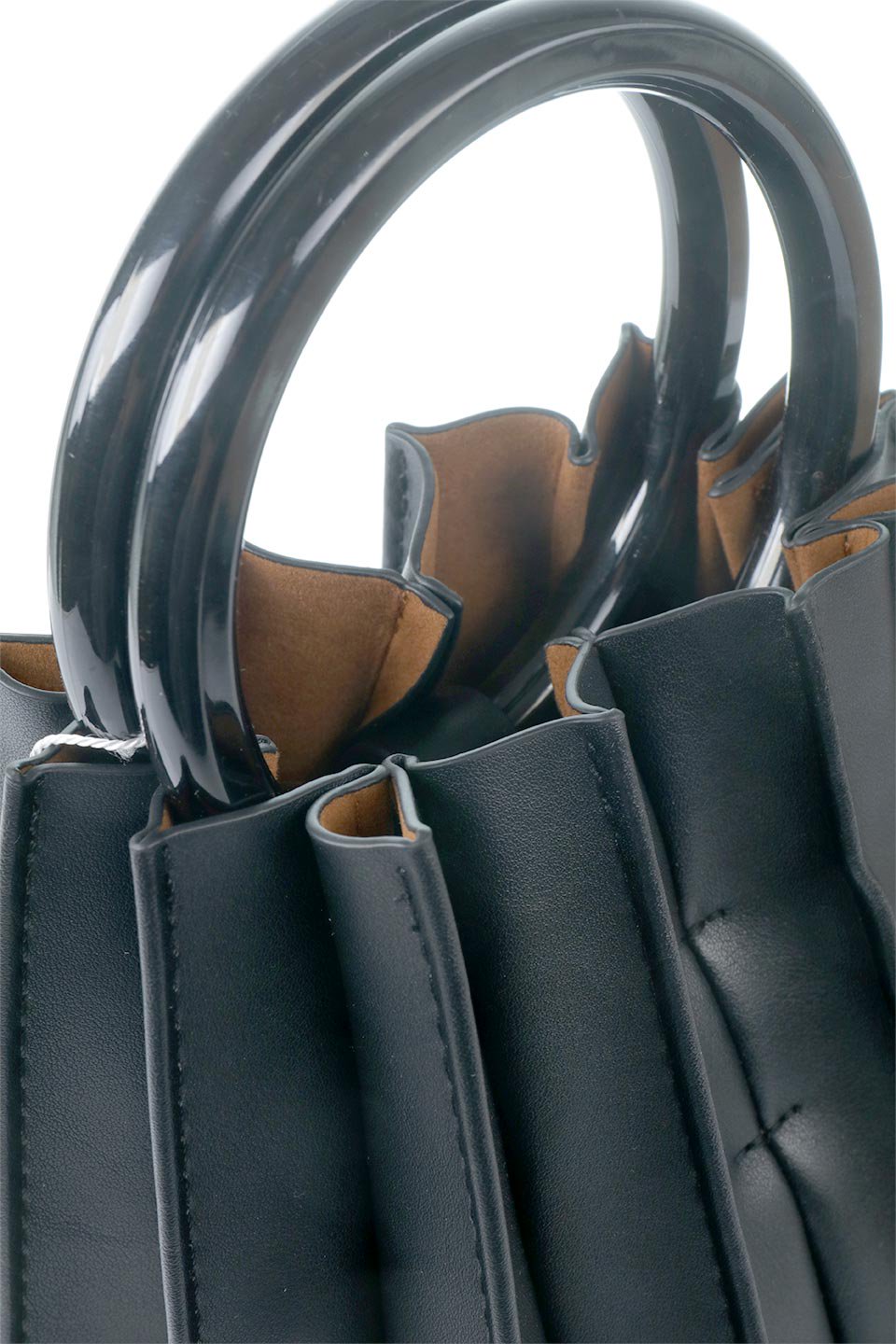 meliebiancoのLily(Black)アコーディオンプリーツ・バケツバッグ/海外ファッション好きにオススメのインポートバッグとかばん、MelieBianco（メリービアンコ）のバッグやハンドバッグ。ビーガンレザーのアコーディオンプリーツが特徴のバケツ型バッグ。ハンドバッグとしてもストラップを付けてショルダーバッグとしても使用できます。/thumb-5