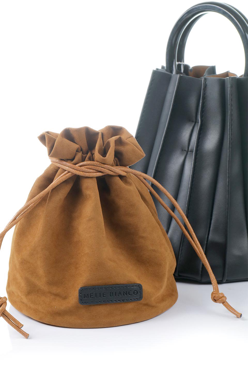 meliebiancoのLily(Black)アコーディオンプリーツ・バケツバッグ/海外ファッション好きにオススメのインポートバッグとかばん、MelieBianco（メリービアンコ）のバッグやハンドバッグ。ビーガンレザーのアコーディオンプリーツが特徴のバケツ型バッグ。ハンドバッグとしてもストラップを付けてショルダーバッグとしても使用できます。/main-7