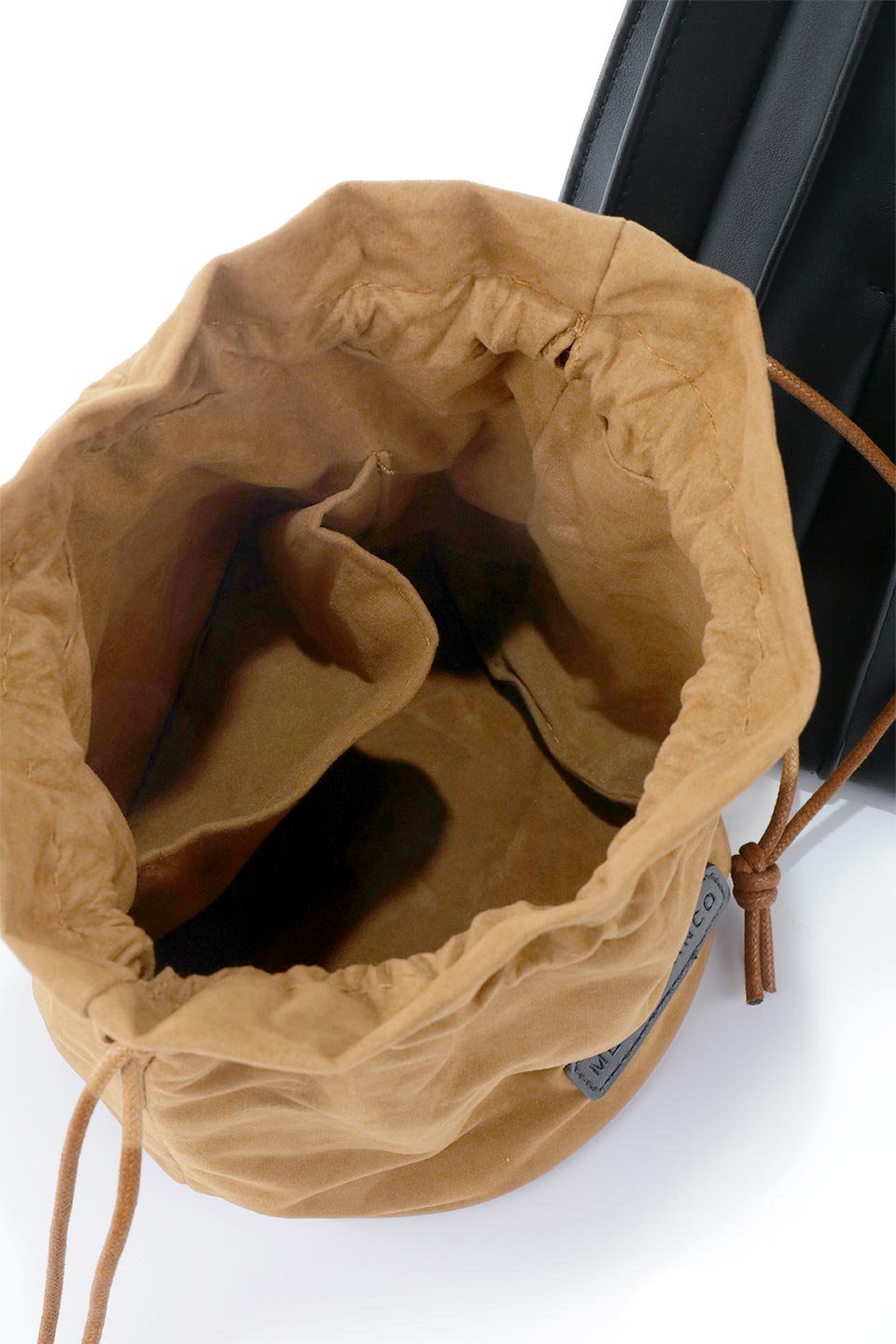 meliebiancoのLily(Black)アコーディオンプリーツ・バケツバッグ/海外ファッション好きにオススメのインポートバッグとかばん、MelieBianco（メリービアンコ）のバッグやハンドバッグ。ビーガンレザーのアコーディオンプリーツが特徴のバケツ型バッグ。ハンドバッグとしてもストラップを付けてショルダーバッグとしても使用できます。/main-9
