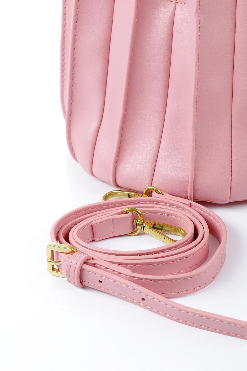 meliebiancoのLily(Pink)アコーディオンプリーツ・バケツバッグ/海外ファッション好きにオススメのインポートバッグとかばん、MelieBianco（メリービアンコ）のバッグやハンドバッグ。ビーガンレザーのアコーディオンプリーツが特徴のバケツ型バッグ。ハンドバッグとしてもストラップを付けてショルダーバッグとしても使用できます。/thumb-6
