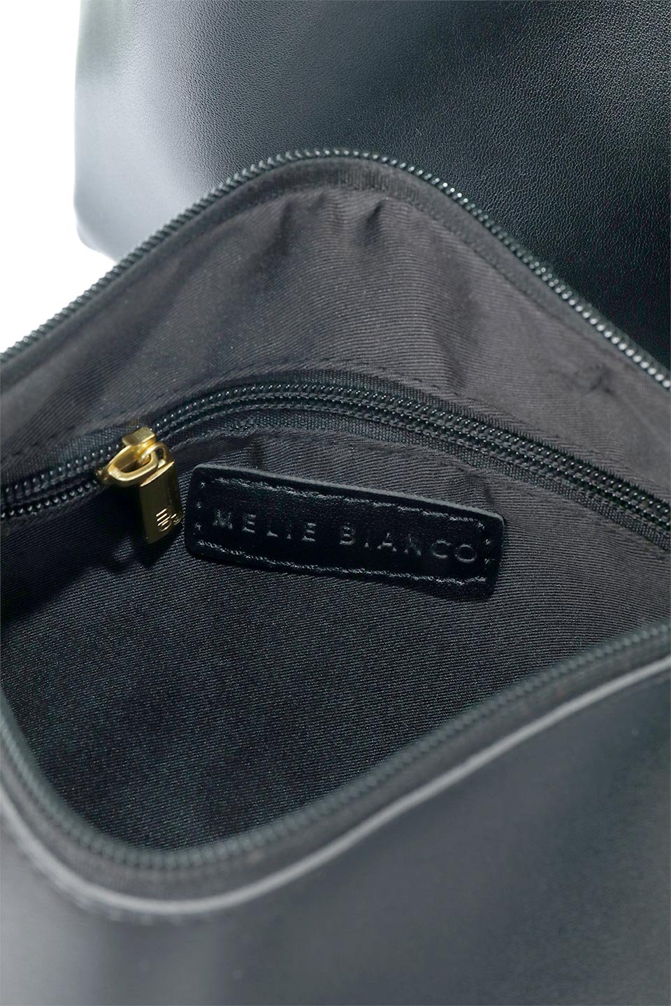 meliebiancoのLinda(Black)プレミアムビーガンレザー・トートバッグ/海外ファッション好きにオススメのインポートバッグとかばん、MelieBianco（メリービアンコ）のバッグやトートバッグ。なめらかなプレミアムビーガンレザーを使用したスタイリッシュなトートバッグ。大小2つのポーチと、両手を使いたい時に便利なショルダーストラップ付き。/main-11