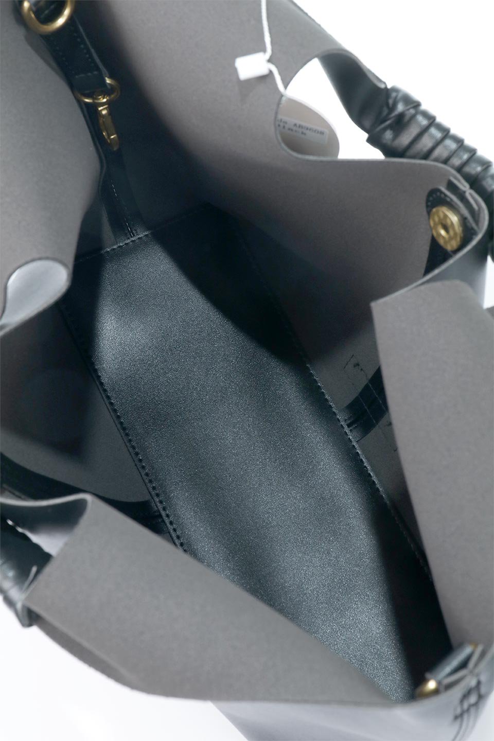 meliebiancoのLinda(Black)プレミアムビーガンレザー・トートバッグ/海外ファッション好きにオススメのインポートバッグとかばん、MelieBianco（メリービアンコ）のバッグやトートバッグ。なめらかなプレミアムビーガンレザーを使用したスタイリッシュなトートバッグ。大小2つのポーチと、両手を使いたい時に便利なショルダーストラップ付き。/thumb-8