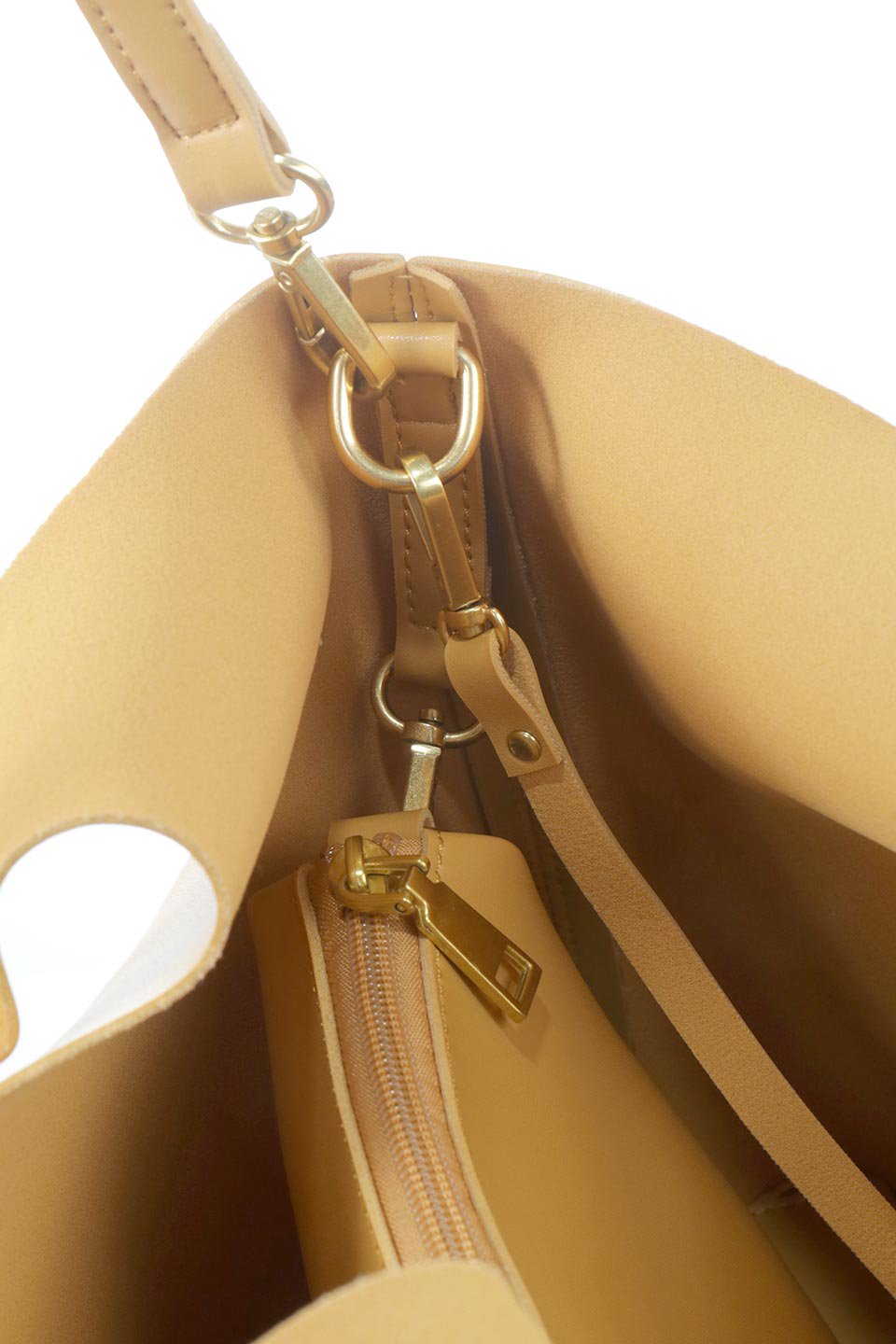 meliebiancoのLinda(Mango)プレミアムビーガンレザー・トートバッグ/海外ファッション好きにオススメのインポートバッグとかばん、MelieBianco（メリービアンコ）のバッグやトートバッグ。なめらかなプレミアムビーガンレザーを使用したスタイリッシュなトートバッグ。大小2つのポーチと、両手を使いたい時に便利なショルダーストラップ付き。/main-10