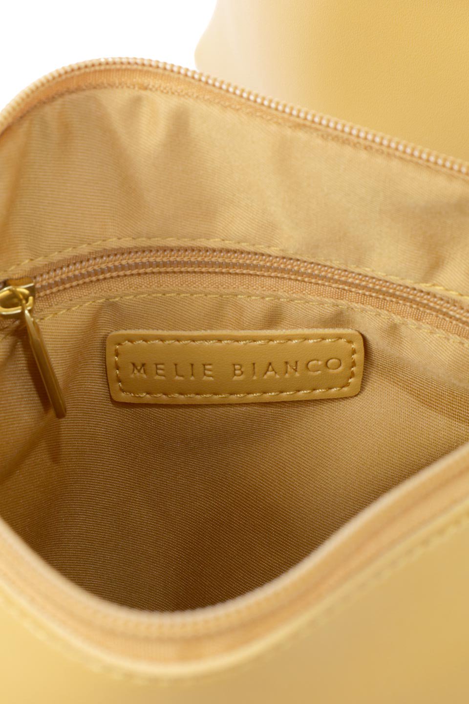 meliebiancoのLinda(Mango)プレミアムビーガンレザー・トートバッグ/海外ファッション好きにオススメのインポートバッグとかばん、MelieBianco（メリービアンコ）のバッグやトートバッグ。なめらかなプレミアムビーガンレザーを使用したスタイリッシュなトートバッグ。大小2つのポーチと、両手を使いたい時に便利なショルダーストラップ付き。/thumb-12