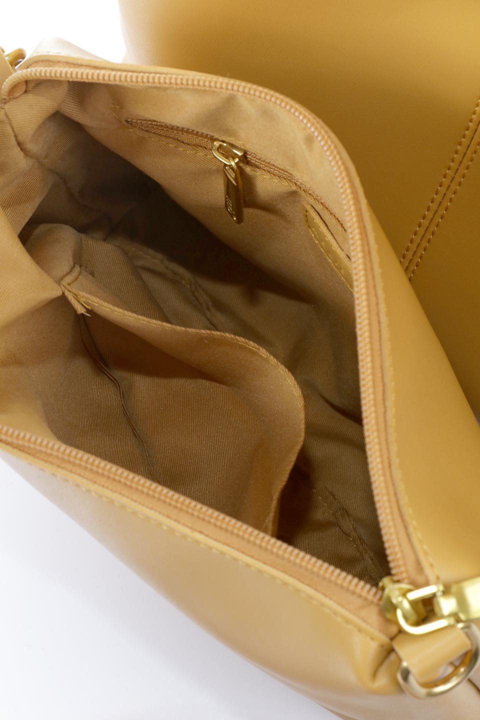 meliebiancoのLinda(Mango)プレミアムビーガンレザー・トートバッグ/海外ファッション好きにオススメのインポートバッグとかばん、MelieBianco（メリービアンコ）のバッグやトートバッグ。なめらかなプレミアムビーガンレザーを使用したスタイリッシュなトートバッグ。大小2つのポーチと、両手を使いたい時に便利なショルダーストラップ付き。/main-13