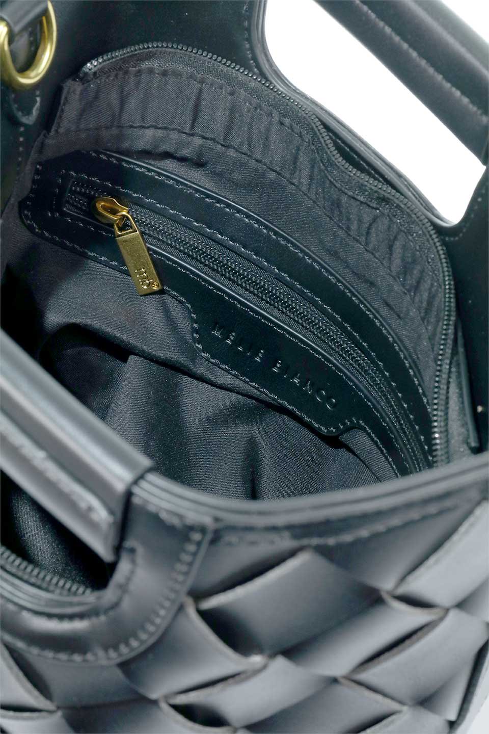 meliebiancoのRobbie(Black)ハンドウーブン・ミニハンドバッグ/海外ファッション好きにオススメのインポートバッグとかばん、MelieBianco（メリービアンコ）のバッグやハンドバッグ。手織りのぬくもりを感じる手頃な大きさのハンドバッグ。耐久性のあるプレミアムビーガンレザーを使用しているので普段使いに最適です。/thumb-10