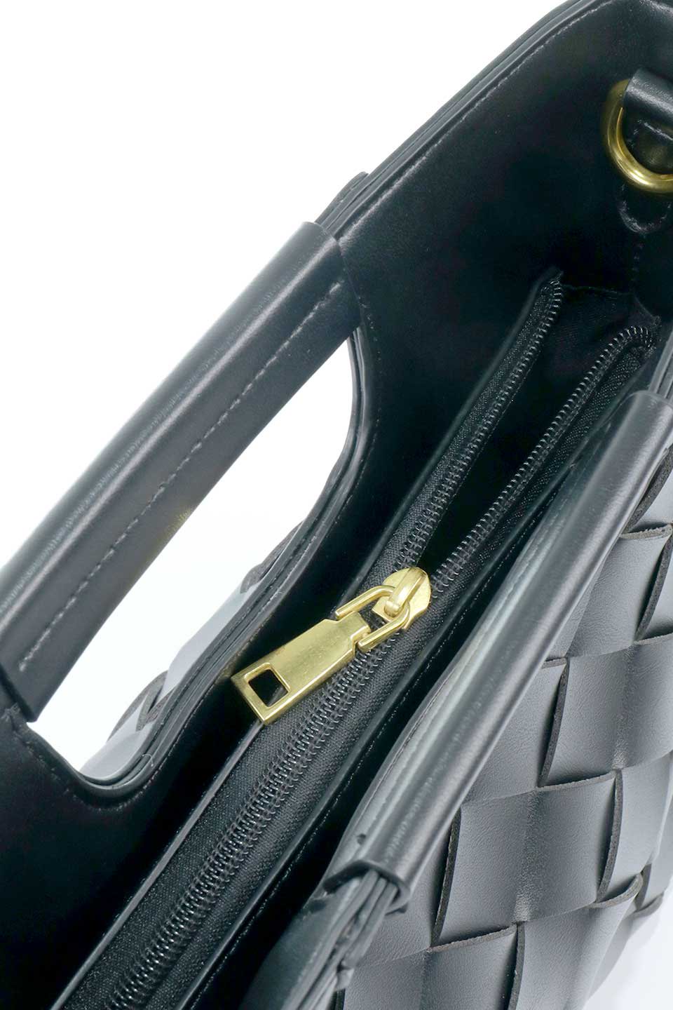 meliebiancoのRobbie(Black)ハンドウーブン・ミニハンドバッグ/海外ファッション好きにオススメのインポートバッグとかばん、MelieBianco（メリービアンコ）のバッグやハンドバッグ。手織りのぬくもりを感じる手頃な大きさのハンドバッグ。耐久性のあるプレミアムビーガンレザーを使用しているので普段使いに最適です。/thumb-5