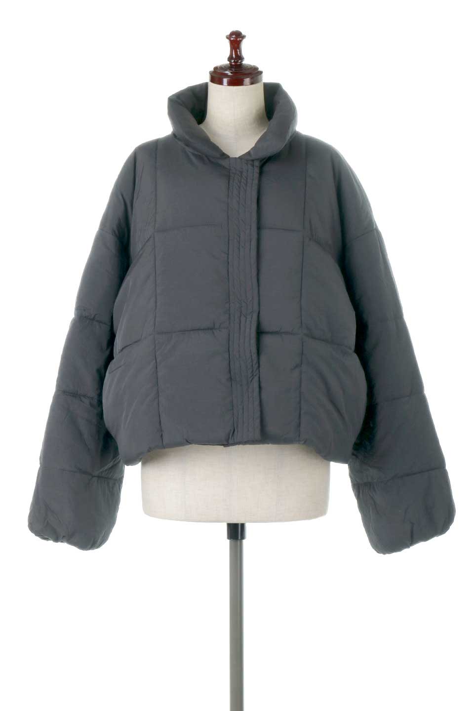 OversizedInsulationShortJacketファイバーダウン・ショートジャケット大人カジュアルに最適な海外ファッションのothers（その他インポートアイテム）のアウターやジャケット。ショート丈＆ビッグシルエットのファイバーダウンジャケット。ふかふかの中綿で風と寒さから守ってくれます。/thumb-5