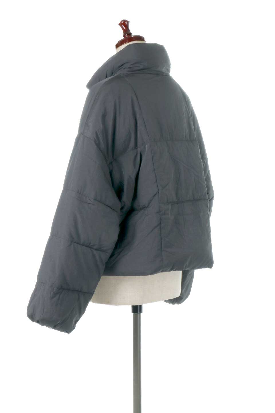 OversizedInsulationShortJacketファイバーダウン・ショートジャケット大人カジュアルに最適な海外ファッションのothers（その他インポートアイテム）のアウターやジャケット。ショート丈＆ビッグシルエットのファイバーダウンジャケット。ふかふかの中綿で風と寒さから守ってくれます。/main-7