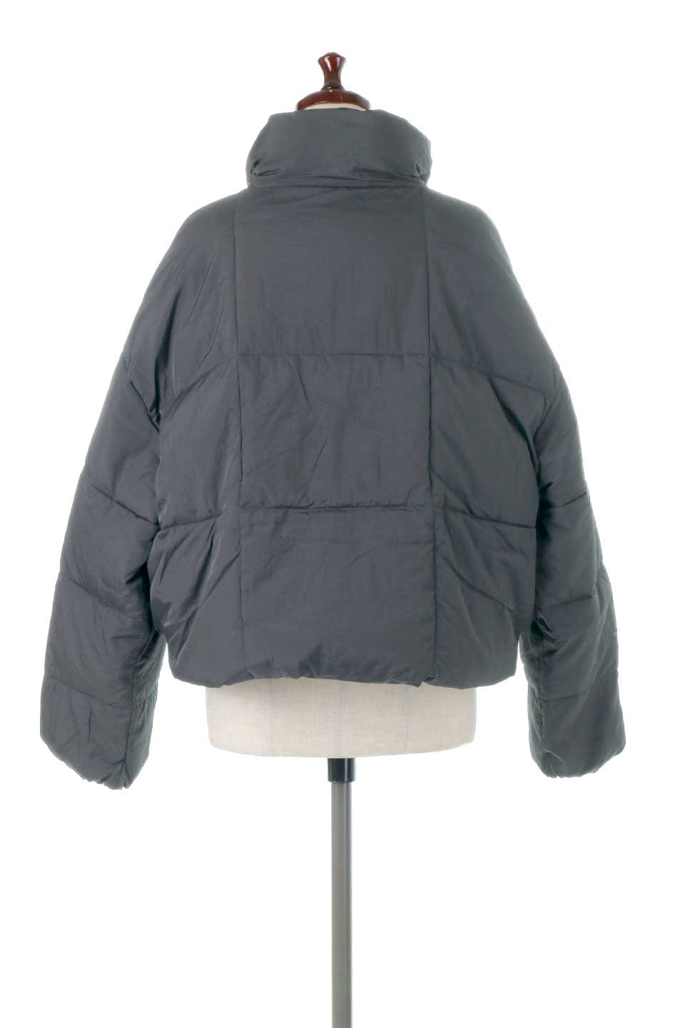 OversizedInsulationShortJacketファイバーダウン・ショートジャケット大人カジュアルに最適な海外ファッションのothers（その他インポートアイテム）のアウターやジャケット。ショート丈＆ビッグシルエットのファイバーダウンジャケット。ふかふかの中綿で風と寒さから守ってくれます。/thumb-8