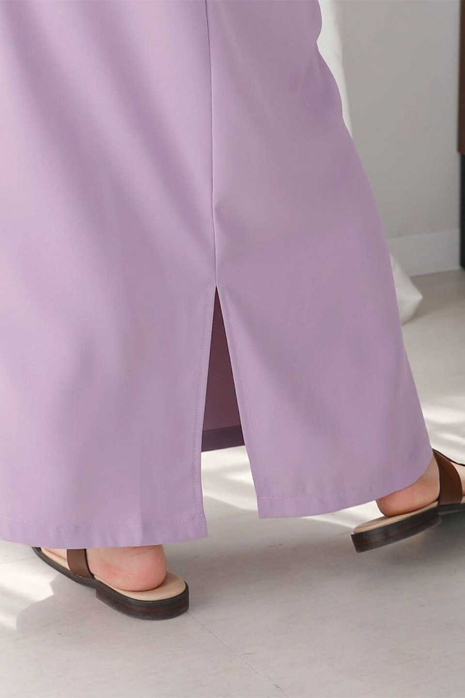 SlittedLongPencilSkirtスリット入り・ロングペンシルスカート大人カジュアルに最適な海外ファッションのothers（その他インポートアイテム）のボトムやスカート。テロンとした落ち感のある素材を使用して綺麗なシルエットが魅力のペンシルスカート。ウエスト部分の切り替えを幅広めにして後ろをシャーリングゴムにすることでおなか周りをすっきり見せてくれます。/thumb-28