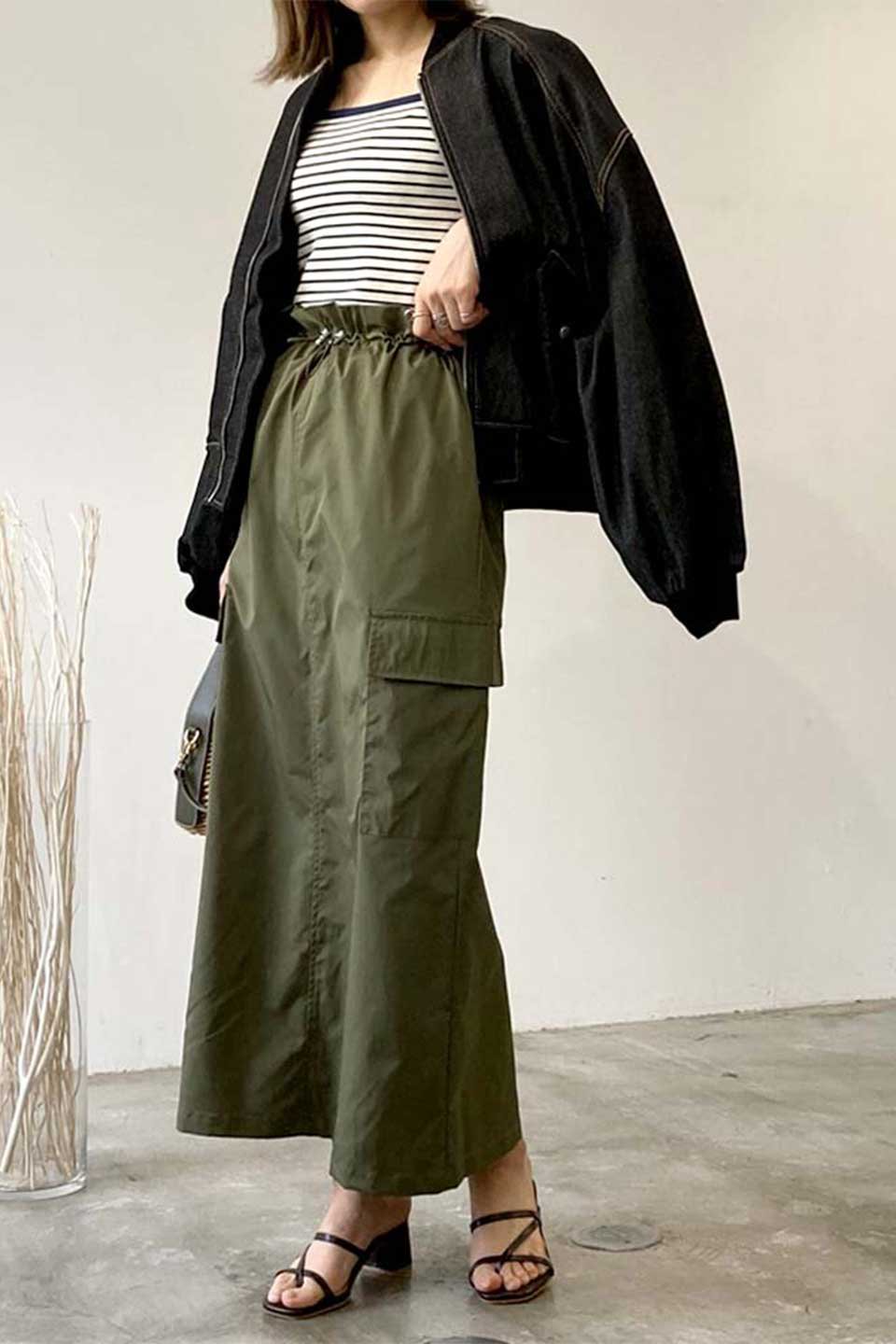 MilitaryStyleVenetianSkirtベネシャン・カーゴスカート大人カジュアルに最適な海外ファッションのothers（その他インポートアイテム）のボトムやスカート。上品な光沢感が魅力的なベネシャン素材を使用したカーゴスカート。サイドポケットとウエストのドローコードがカジュアルな印象が◎。/thumb-27