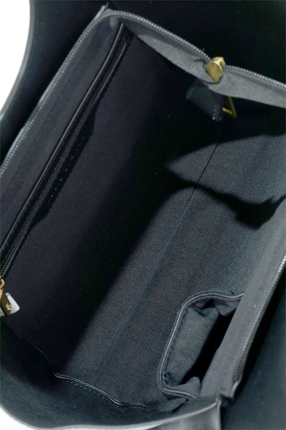 meliebiancoのDena(Black)ウーヴントートバッグ/海外ファッション好きにオススメのインポートバッグとかばん、MelieBianco（メリービアンコ）のバッグやトートバッグ。デナトップハンドルバッグはリサイクルされたビーガンレザーで作られたスタイリッシュでサステナブルなバッグです。どんな服装にも合わせやすいシンプルで洗練されたデザインで、内側にはジッパー付きポケットとスロットポケットが2つあります。/main-10